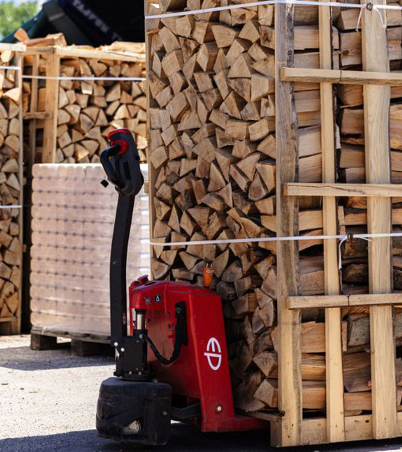 Was sind die Unterschiede zwischen Holzbriketts und Pellets im Vergleich zum klassischen Brennholz?